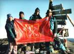 Флаг С.-Петербурга на вершине Килиманджаро (Пик Ухуру - 5895 м, 26 июня 2002 г.)